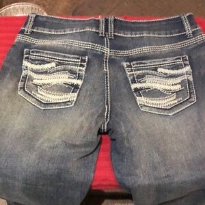 Blue Capri Jeans with‎ Distinctive Stitching